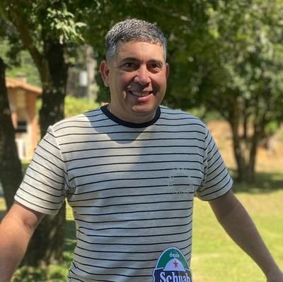 Policial Militar de Minas Gerais, Vascaíno, Casado pai de um casal de filho. Lajinhense, Redutense e Manhuaçuense de coração.