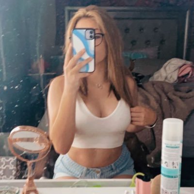 brookeapacee's profile picture. 