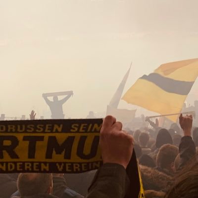 NUR DER BVB /// Langjähriges Mitglied @BVB und @Fanabteilung /// ⚽️🏀 /// 6' 6'' /// Gegen alle Investoren im Fussball /// Siamo Tutti Antifascisti 🏳️🌈