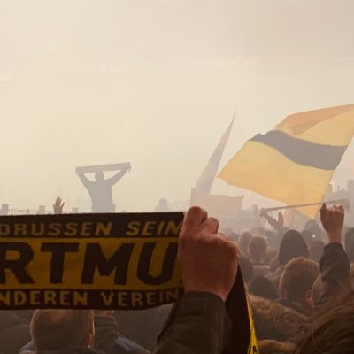 NUR DER BVB /// Langjähriges Mitglied @BVB und @Fanabteilung /// ⚽️🏀 /// 6' 6'' /// Gegen alle Investoren im Fussball /// Siamo Tutti Antifascisti 🏳️‍🌈