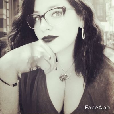Spells and spells, on request.
Fire woman.
An unrestrained reader, she is addicted to meat and rock in all her performances. Versatile and dynamic 👌🏻💅🏻 😎