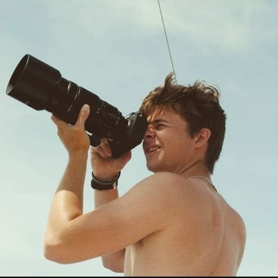An avid photographer with a huge interest in tech, music, writing, and the world