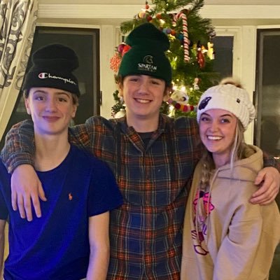 Happily married to Matt, crazy in love with my kids Sydney, Maddox and Holland - 🏒 Mom