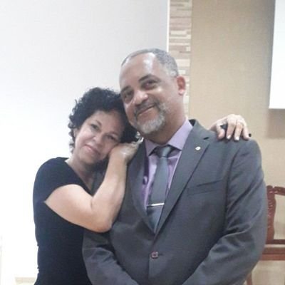 Negro e conservador protestante.
Esposo dedicado
Pai de 4 filhos
Pastor Presbiteriano.