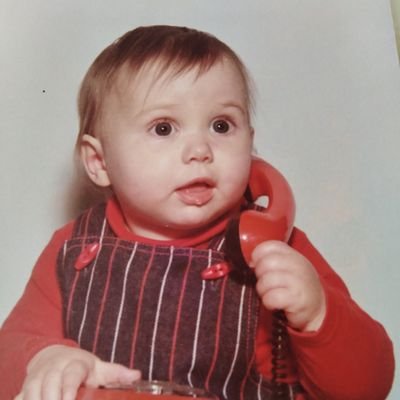 Moeder, Nerd, Afol, Boekenworm. Houd van borduren. Gaat graag naar concerten van kleine onbekende bandjes. Heeft last van irrationele angsten. trots zionist!