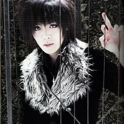 traditional, digital artist | vkei fan
•I make art to forget about my own ugliness•