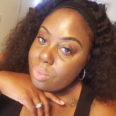 RosesBeRead's profile picture. AUTHOR | ENTREPRENEUR 
Living life and smiling while doing it! Link⬇️