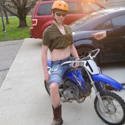 MrFlamingo696's profile picture. Grip it n rip it