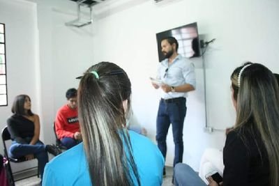 Conferencista, especialista en comunicación estratégica y persuasión.