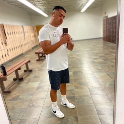 j_16robles's profile picture. 