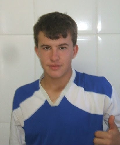 14 anos , goosto muito de jogar bola e sair com os amigos , qerem sabeer mais ? é só seguir aee !