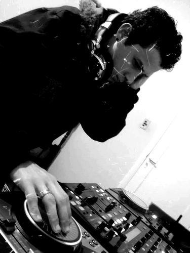 DJ ,Sou Apaixonado Por Musica Eletronica , Tenho 17 Anos , Solteiro , Sou Torcedor do Santos F.C ;)