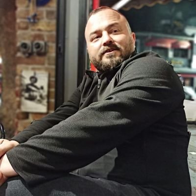 Ne kimseyi bir hırs uğruna satarım ne de 

kimseye yalakalık yaparım. Ben sadece 

bendeki doğruları yaşarım...
