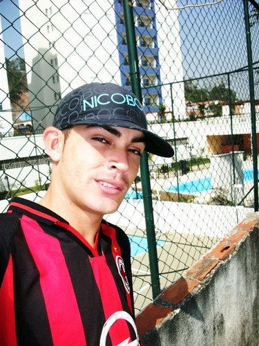 Em teu olhar vi meu destino, e hoje é como eu quis
Você me fez amar me ensinou a ser feliz ;....