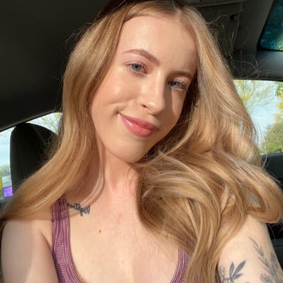 fangirl of halsey, taylor swift, paramore, pierce the veil. sagittarius ☀️ 🌙 aries ⬆️ concert junkie
