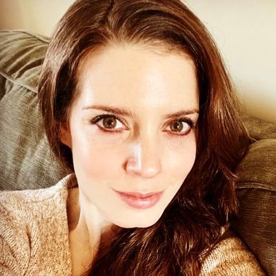 Actress/writer. Esper Studio grad. Frequently compared to a Disney princess. Often found with my nose in a book. I get along best with dogs & children. ☘️