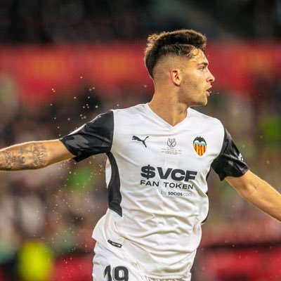 Jugador del @valenciacf 🦇 Anteriormente en @GetafeCF y @lafabricacrm ⚽ Internacional @SEFutbol Sub-21 🇪🇸 PR & Sponsor: @IAmSport_es