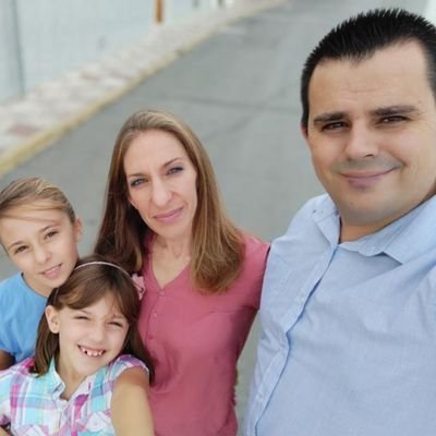 Naturalizada mexicana, madre y esposa, fifí, aspiracionista, antiamlo, Grado en Medicina Universidad Complutense de Madrid.