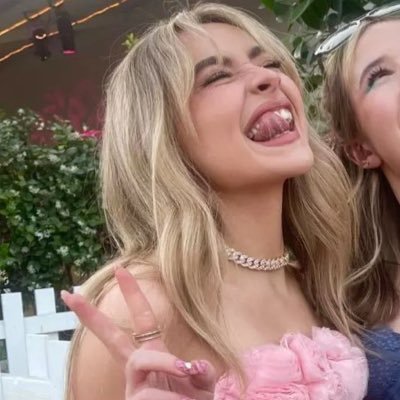 yo y sabrina escuchando still with you.