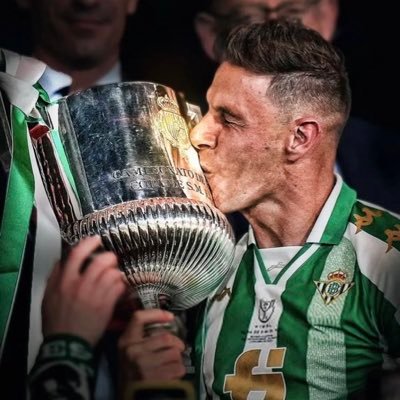 He visto ganar a Nadal 22 Grand Slam, a Gasol y el Nano ganarlo todo, al Betis dos Copas y a D. Ruben Castro pasearse por los campos de España… soy afortunado.