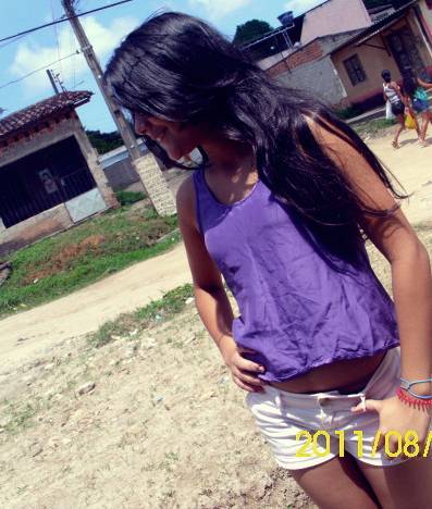α meninα do sorriso sincero; dα risαdα esquisitαα; dos sonhos impossiveis; dα esperαnçα interminαvel; dα insegurαnçα constαnte; dos αmigos peerfeitos; do corαçα