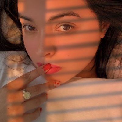 SunAhaShake's profile picture. Quiero que todo sea igual que las historias que siempre leo pero que nunca escribo. 🐥