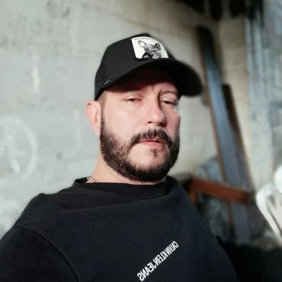 Colombiano - paisa amo mi familia seguidor del atlético nacional- uribista derecha -amor y respeto por los perros y todos los animales