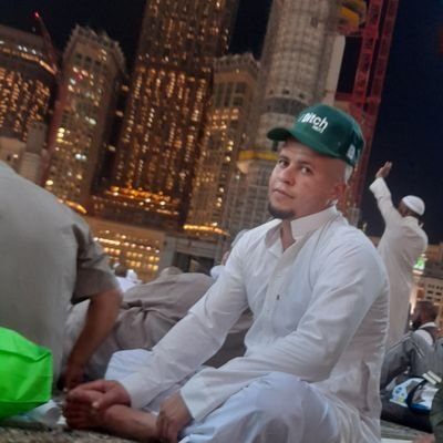 السيف في الغمد لاتخشى مضاربهُ
وسيف عينيك في الحالين بتارُ .
🦂