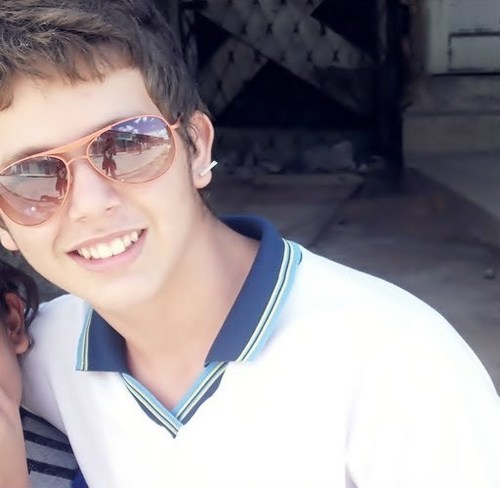 eu tenho 16 anos, gosto de all time low,chris brown,boys like girls e tals *-* .  me segue gente??? (: