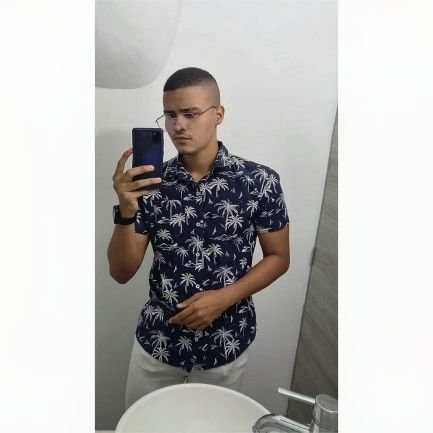 • Hijo de Dios.
• Emprendedor, Estudiante, Negocios Digitales.
• Ingeniería Civil (UTB)