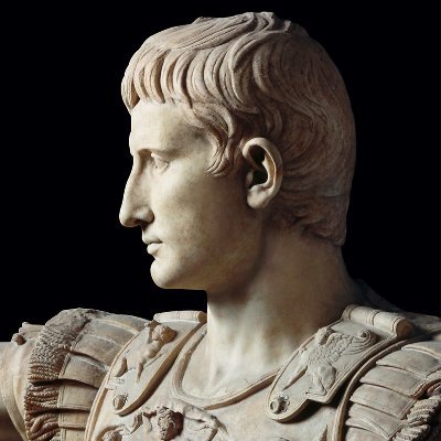 gwenblancho's profile picture. Avant là: https://t.co/TOdXXLaC8v
"J'aime mieux être ridicule aux courtisans que lourd au peuple" Louis XIII