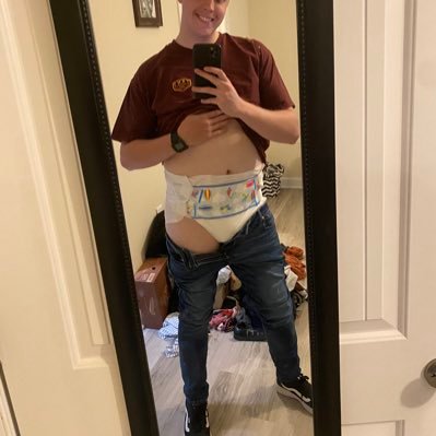 🍼🌴I’d figure I’d jump back on twitter. Looking to make new friends and show off my diapered life!