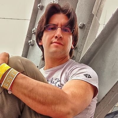 VicGmez2's profile picture. curioso de oficio.