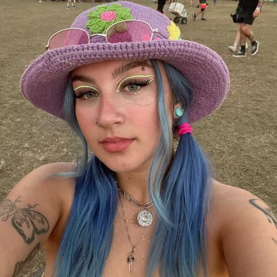 she / her ~ 🌈 @ feelin.vivid on ig