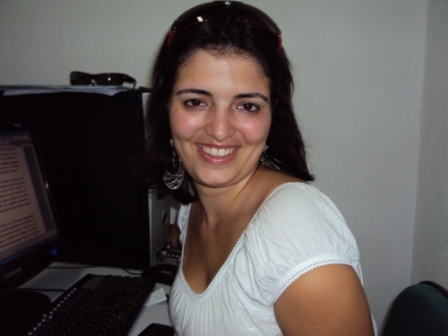 Mulher, mãe, esposa, cristã, serva do Senhor, consultora de beleza, assistente social, feliz...