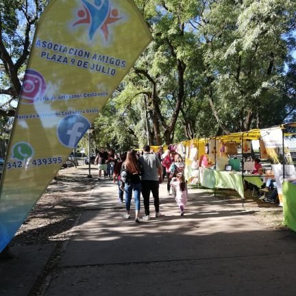 Feria de Artesanos , Manualistas  Costanera Santa Fe, 
asociación Amigos Plaza 9 de Julio