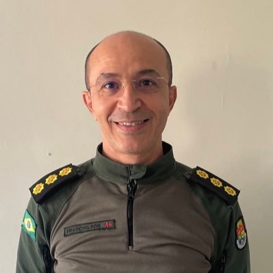 Coronel da Polícia Militar do Estado do Ceará formado em Direito, especialista em administração financeira e mestre em Economia.