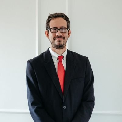 Abogado, enamorado de mi esposa linda, padre de familia, nacido en el tercer planeta
