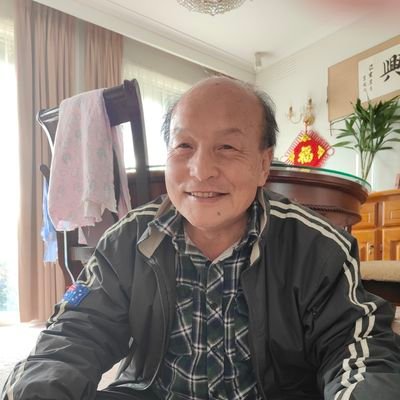我就一凡夫俗子, 没啥本事但追求自由是自己的天性. 于是后半生跳出来看世界, 当年哼着那首“外面的世界真精采” 来到袋鼠国.
知足了, 这人生让我活成了两回, 从学说话开始. 如今有房有车有家, 都是自己的.
得, 图一乐哈, 多交天下谈得来的朋友, 见不见面不重要, 私聊更没必要.
我姓赵, 北京海淀人.