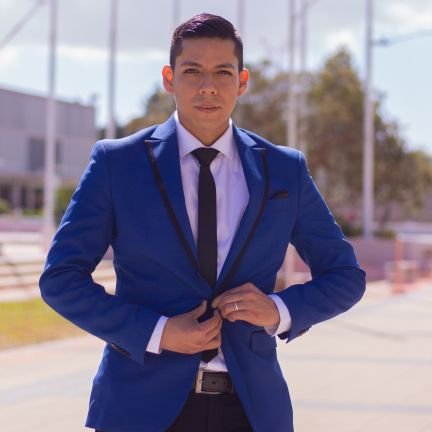 soy un escritor de tweets destacado, venezolano de nacimiento y peruano de sangre, actualmente chileno por los porotos