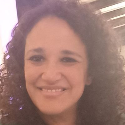 Soy Profe. Me crié en las diagonales con olor a tilo. Vivo ahora cerca del mar, donde nació mi hijo. 
Convivo con #diabetes.