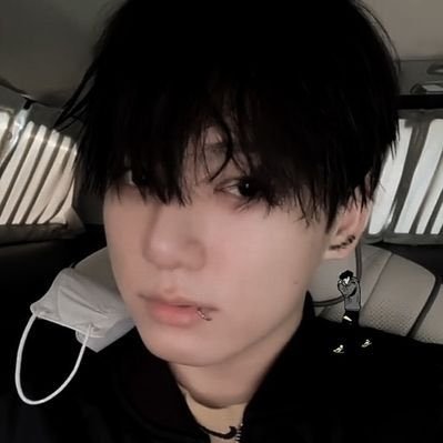 fefe13430's profile picture. go away // 23 ~ reading only