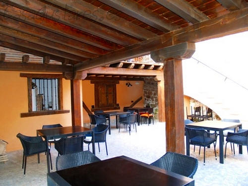 Casa Gustares (Vilviestre del Pinar,  Burgos), es un centro de turismo rural, donde poder alojarse o disfrutar de su gastronomía. Rodeado de pinares y montañas