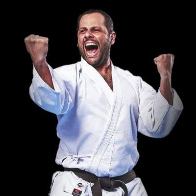 Profissional em educação física, atuando como professor de karate