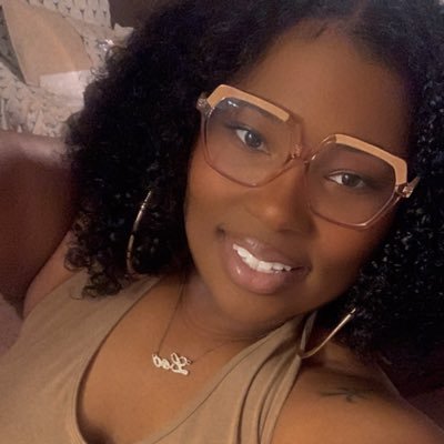• #HCCGraduate• Working Woman • Pretty Smile • Beautiful & Smart ツ • Keep It Simple btw I Loveeee PINK ツ instagram: _beautifulchas