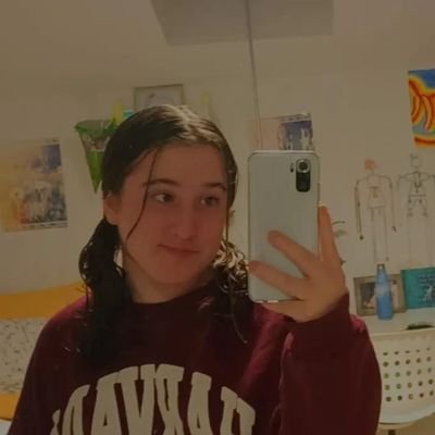 17 (:
24/03/2005
I enjoy long romantic walks to the fridge💛