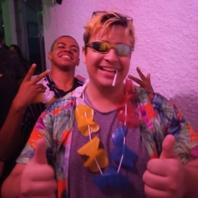 um viadinho que cortou o cabelo e agora tem múltiplas personalidades