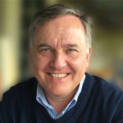 Svensk i Nederländerna, med hustru och tjugotreårig dotter. Civilingenjör. Ateist och yttrandefrihetsfundamentalist. Liberalkonservativ sedan Gösta Bohmans tid.
