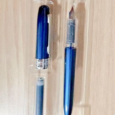万年筆はじめました。筆ペンもはじめました。そのうちきっとインク沼、ガラスペン沼。青が好き。もともと文具も「書くこと」も好き。自分の字も好きになれるよう。2022年5月1日から朝活書写。