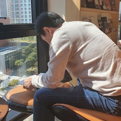 내 앞에서 걷지마라, 나는 추종자가 되고 싶지 않으니까. 내 뒤에서 걷지마라, 나는 지도자가 되고 싶지 않으니까. 내 옆에서 걸으라, 우리 모두 하나될 수 있게